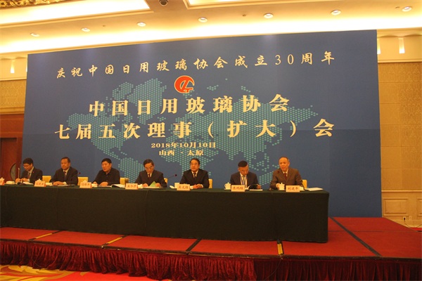 【喜報(bào)】宏達(dá)玻璃獲“中國(guó)大型玻璃容器龍頭企業(yè)”稱(chēng)號(hào)